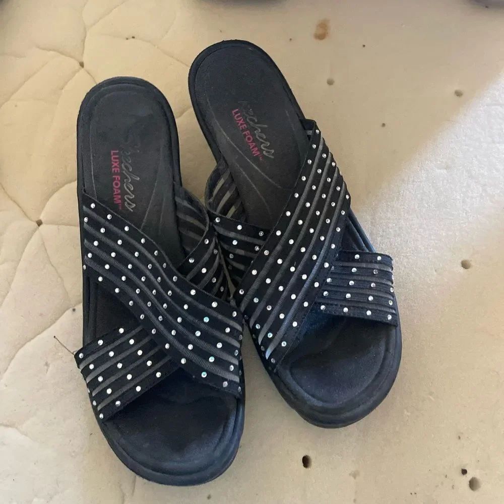 Skechers size 8 Black Studded Women's Sandals super comfy see pics great cond